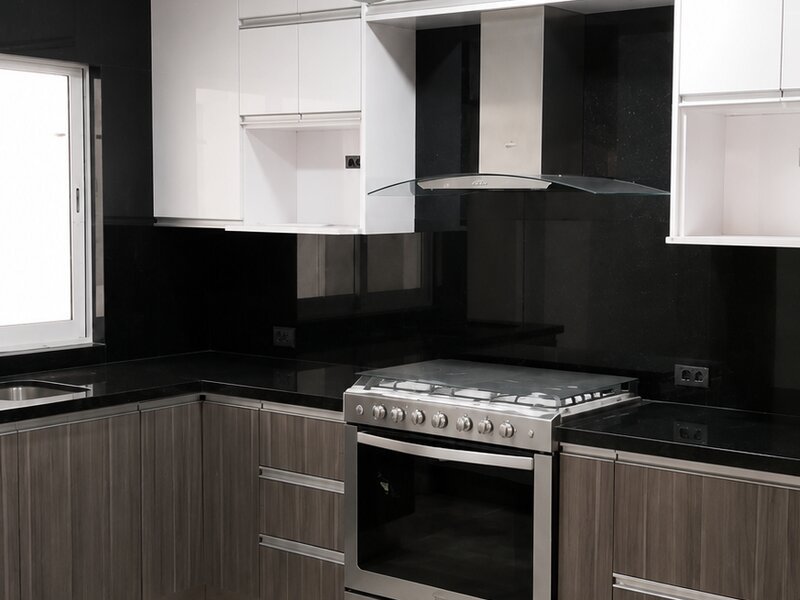 Cocina alto brillo en negro y blanco